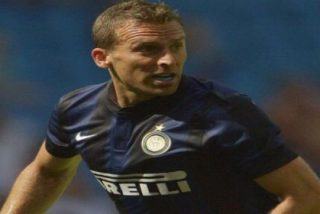 Decide dejar el Inter de Milan y se ofrece al Atl&eacute;tico de Madrid