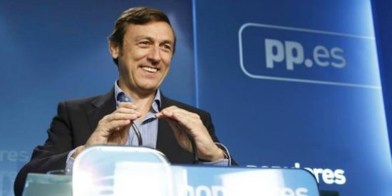 El repaso de Hernando al PSOE y Podemos en su debut pone en pie al PP