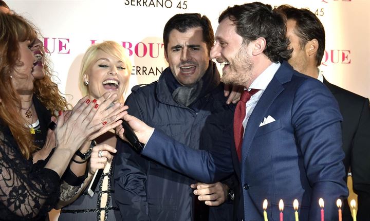 Juan Pe&ntilde;a brinda rodeado de amigos por su pr&oacute;xima paternidad, en su fiesta de cumplea&ntilde;os