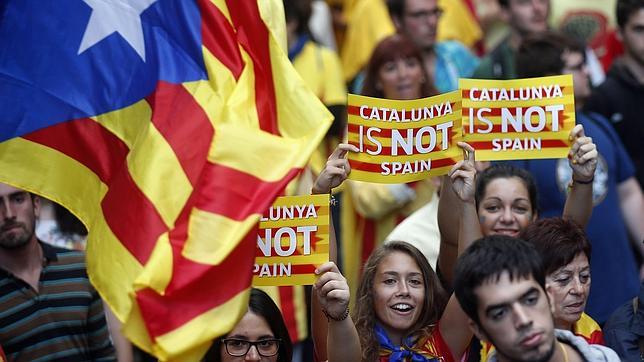 El Tribunal Constitucional tumba por unanimidad el 9-N y 'cepilla' la ley de consultas de Artur Mas