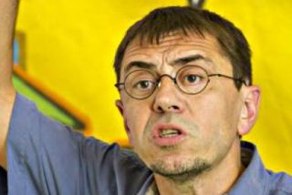 A Monedero le crecen los enanos entre los militantes de Podemos por mont&aacute;rselo 'estilo Pujol'