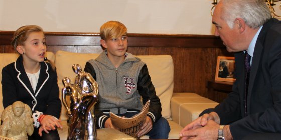 El alcalde de M&eacute;rida recibe a los subcampeones de Europa de Pasodoble para menores de 12 a&ntilde;os