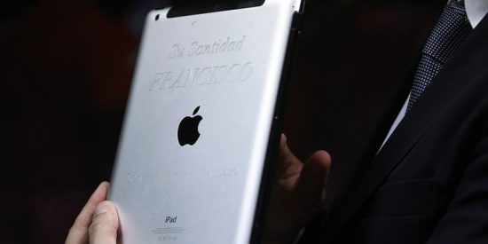 Subastan un iPad del papa Francisco