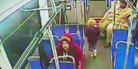 [V&iacute;deo] La redicha de 4 a&ntilde;os coge un bus de madrugada para irse a comprar un refresco