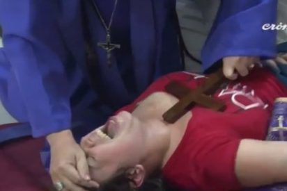 [V&iacute;deo] Aterrador exorcismo de un amigo del Papa a la endemoniada y chillona Laura