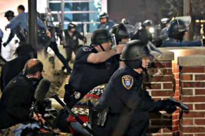 Los dos polic&iacute;as tiroteados en Ferguson est&aacute;n conscientes y sufren heridas 'muy graves'