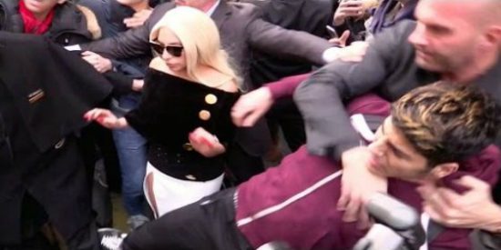 [V&Iacute;DEO] En acci&oacute;n el chulo guardaespaldas que estrangula a un fan de Lady Gaga