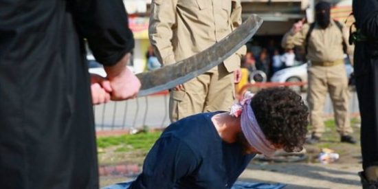 Las im&aacute;genes de los homosexuales a quienes el EI corta la cabeza a espada