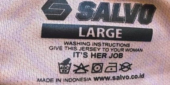 Instrucciones en unas etiquetas: "Dele el jersey a su mujer para que lo lave, es su trabajo"