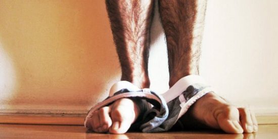 El profesor que se masturba en la ventana frente a 3 vecinas menores... y que le cuesta el despido