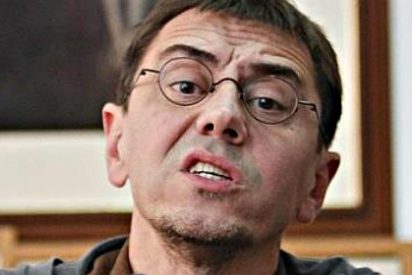 El v&iacute;deo del 'pisot&oacute;n' de Monedero al pasajero de Swiss Air que le echa en cara su 'past&oacute;n'