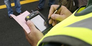 Le cascan una multa de 200 euros a un conductor por adelantar a un perro y lo dejan 'canino'