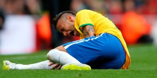 Neymar se queja del patad&oacute;n de Medel en el Brasil-Chile y &eacute;ste le responde llam&aacute;ndole "teatrero"