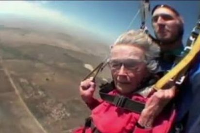 [V&iacute;deo] La arrojada anciana de 100 a&ntilde;os se lanza en paraca&iacute;das y ahora busca tiburones