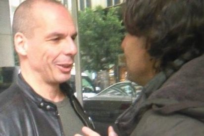 El reportero Cake Minuesa persigue al griego Varoufakis para "pedirle nuestro dinero"