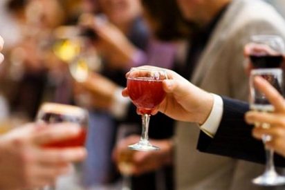 Expertos sanitarios insisten en los efectos positivos de mantener el vino en la dieta