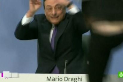 Una activista interrumpe a Mario Draghi arroj&aacute;ndole confeti y papeles