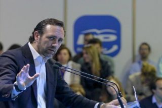 Bauz&aacute; sue&ntilde;a ahora con eliminar a casi todos los aforados... y Feijoo le aplaude a rabiar