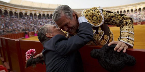 Emotiva despedida de Espartaco como matador junto a su hijo y su padre