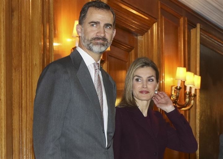 Don Felipe y Do&ntilde;a Letizia presiden la entrega de becas de la Fundaci&oacute;n La Caixa