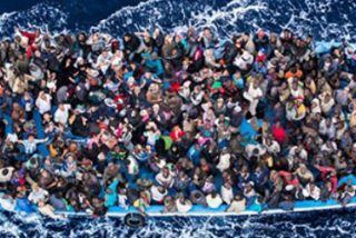 Mueren ahogados 400 inmigrantes en un naufragio frente a la costa italiana