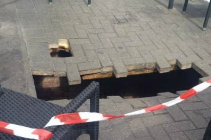 Una mujer 'desaparece' en un agujero de la calle y queda atrapada