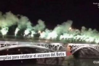 La fiesta del Betis contin&uacute;a: c&aacute;nticos desde el Puente de Triana de la capital sevillana