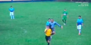 &iexcl;Verg&uuml;enza en Per&uacute;! Un portero patea al &aacute;rbitro por la espalda en mitad de un partido