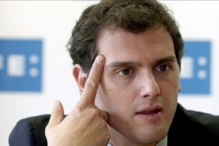 Albert Rivera va a por peces y se 'moja el culo' en las redes sociales