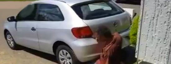 El pervertido que tiene sexo con un coche... &iexcl;metiendo su pene en el tubo de escape!