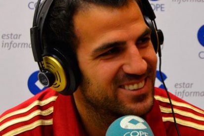 Cesc F&aacute;bregas sale en defensa de Iker Casillas