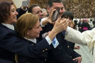 El Papa agradece a la Polic&iacute;a italiana su ayuda a los inmigrantes y su lucha contra "los traficantes sin escr&uacute;pulos"