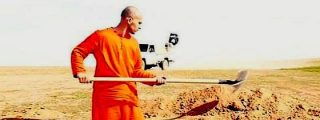 El triste prisionero sirio cava su tumba antes de ser decapitado
