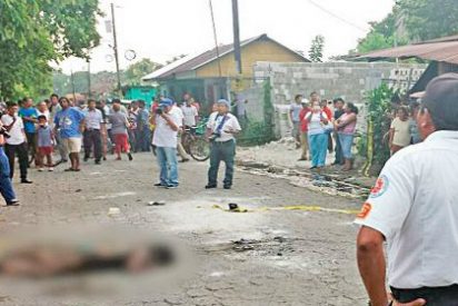 Una turba quema viva a la sicaria que asesin&oacute; a un taxista: "&iexcl;M&aacute;s gasolina a la puta!"
