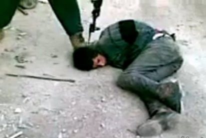 [V&iacute;deo sin censura] El sirio al que clavan una bayoneta en la cabeza por vender armas en la calle