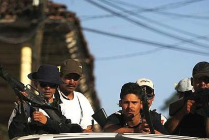Masacre en Michoac&aacute;n al asaltar el narco un convoy de las fuerzas federales: 43 muertos