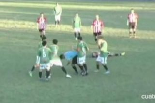 &iexcl;De verg&uuml;enza! El hermano de Roncaglia (Genoa) deja KO al &aacute;rbitro de un pu&ntilde;etazo