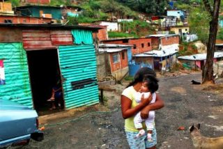 La cerraz&oacute;n de Nicol&aacute;s Maduro abre la puerta hacia la pobreza m&aacute;s absoluta a 12 millones de venezolanos