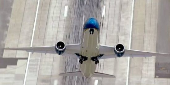 [V&iacute;deo] El despegue casi en vertical del nuevo avi&oacute;n de pasajeros Boeing 787-9 Dreamliner