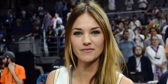 Helen Lindes disfruta de su despedida de soltera practicando 'paragliding'