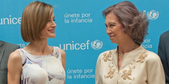La Reina Letizia entrega el premio UNICEF a la Reina Sof&iacute;a: "Me lo has puesto muy dif&iacute;cil"