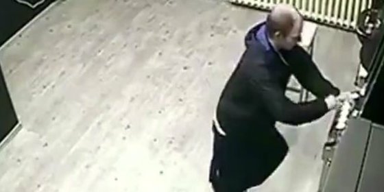 [V&iacute;deo sin censura] El cochino lud&oacute;pata que hace caca en pleno sal&oacute;n de juegos