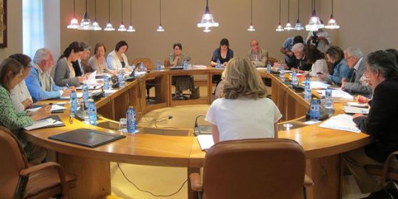 La oposici&oacute;n cuestiona que Rodr&iacute;guez siga en Contas tras ser imputado
