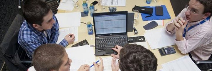 ¿Cuánto se tarda en decidir sobre un candidato en una entrevista de trabajo?