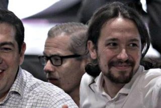 Grecia se precipita hacia el abismo empujada 'alegremente' por los hermanos gemelos de Podemos