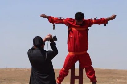 &iexcl;Crucificado y mutilado vivo! El v&iacute;deo del sirio que paga cara su lucha contra el EI