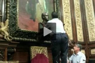 Colau retira el busto de Juan Carlos I del Ayuntamiento de Barcelona
