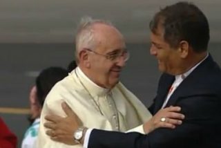 Francisco anima a "garantizar un futuro mejor para todos, sin exclusiones" a su llegada a Ecuador