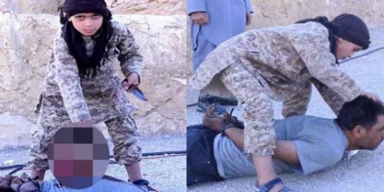 Verdugos infantiles: Un ni&ntilde;o de 10 a&ntilde;os entrenado para matar decapita a un soldado sirio