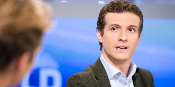 Pablo Casado bromea en TVE sobre el "patito feo" de logo del PP